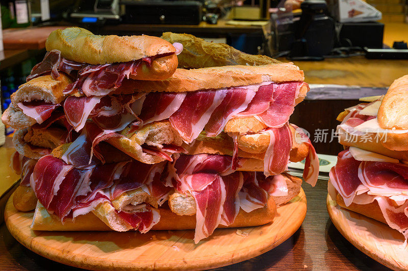 成堆的三明治用质量Jamón ibsamrico(西班牙火腿)在马德里餐厅